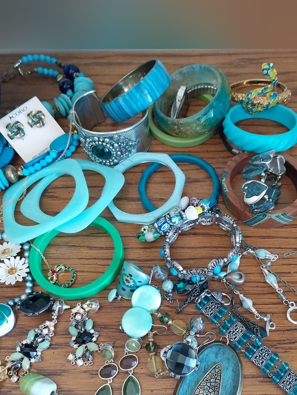 Assorted Turquoise & Gold Jewelry Lot - Picture 4 of 9